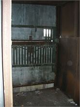 S_BER-southelevatordoortoplatform01.JPG
